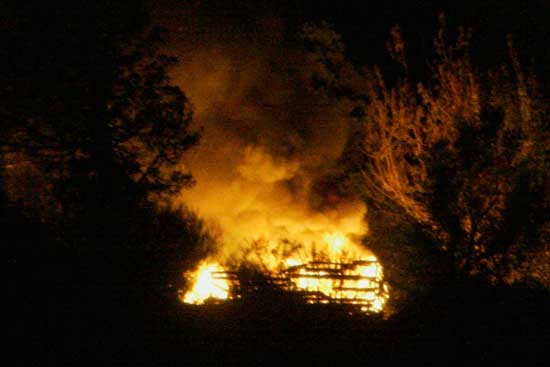 El fuego amenazó con propagarse al bosque circundante y a las propiedades aledañas. (FOTO PATRICIO RODRIGUEZ)