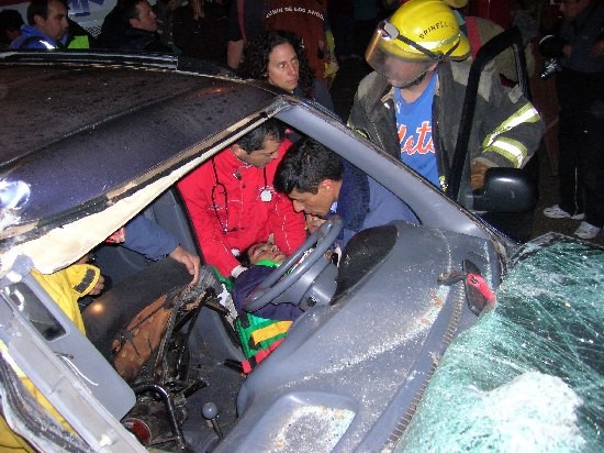 Los bomberos tuvieron que utilizar equipos especiales para liberar a los heridos. 