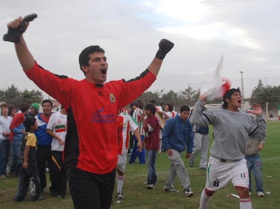 Alfredo Cellerino festeja el pase en cancha de Maronese. Se repetir? 