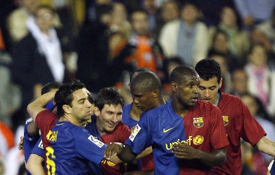 Peor es nada. Lionel Messi y sus compaeros celebran un empate que muy cerca estuvo de ser derrota ante Valencia. 