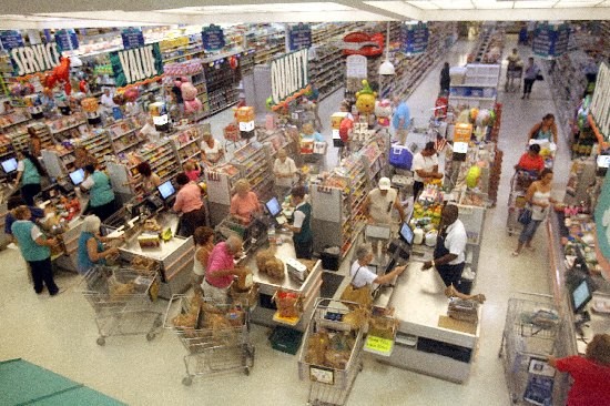 Los empleados que trabajan en la lnea de cajas de los supermercados son los que estn ms expuestos al maltrato, por aquello de que 