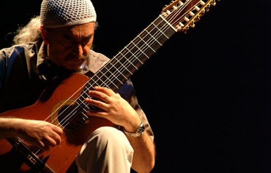 Guitarra, piano, flautas indgenas, campanas. Sus recitales son un verdadero placer para los odos. El msico brasileo, con su clsica guitarra de diez cuerdas En el 2003 toc en el Teatro Coln de Buenos Aires ante cuatro mil personas. Gismonti asegura que hace msica en agradecimiento a los dems. Lleva grabado un centenar de discos. Multiinstrumentista, en esta gira que har por el pas Egberto se presentar junto a su hijo Alexandre. 