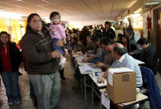 La primera eleccin municipal cont con alta participacinentre los 1.978 habilitados. El flamante intendente (izq.) celebr al lado de Callegaris, quien ser primer concejal de la localidad. 