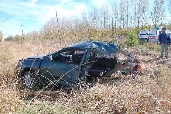 El VW Polo que conduca Javier Acevedo qued cortado en dos partes por el impacto contra una columna de cemento. 