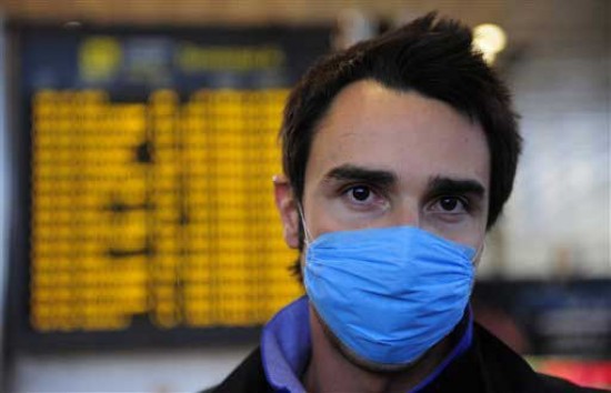 Un joven recién llegado de México en el aeropuerto de Barcelona, España. (FOTO AP)