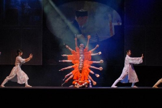El espectculo de artes marciales lleva realizadas diez mil funciones. Fue declarado embajador cultural por China. 