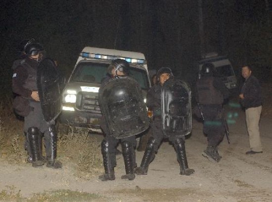 La polica neuquina actu para evitar incidentes mayores en el intento de usurpacin de las ex tierras del Ejrcito. 