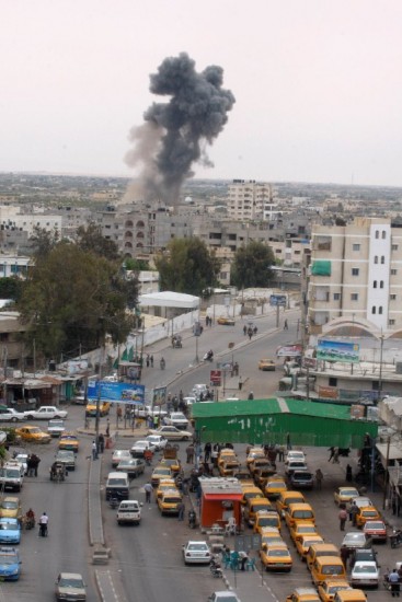 Imagen de Rafah luego del bombardeo areo de Israel sobre los tneles de Gaza. De este modo la tensin vuelve a intensificarse. 