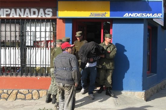 Gendarmes detuvieron al sospe-choso en la oficina donde pretenda retirar una encomienda con drogas. 