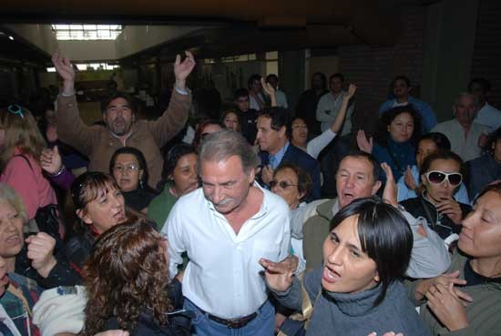El ex gobernador Sobisch se acerc a votar rodeado de partidarios que intercambiaron insultos con opositores. (Foto gentileza)