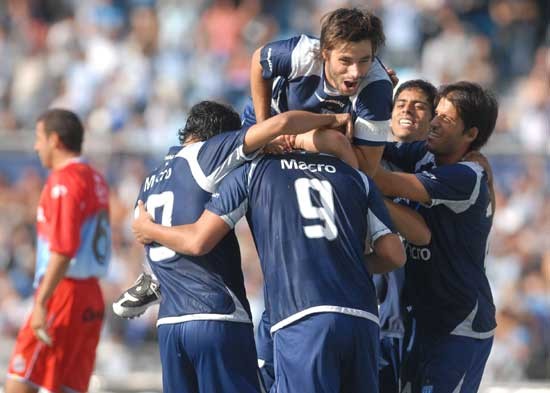 Los jugadores de Racing festejaban asi el primer tanto. (FOTO DYN)