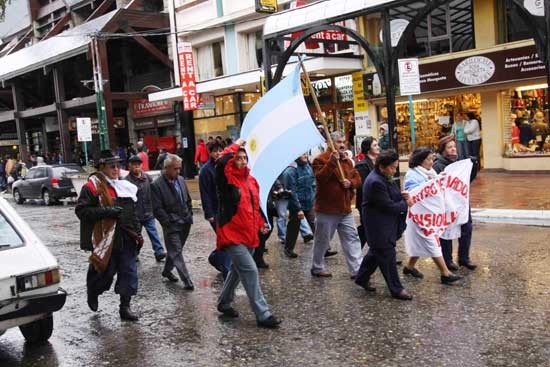 A pesar del clima, se concret el tradicional desfile por la calle Mitre.