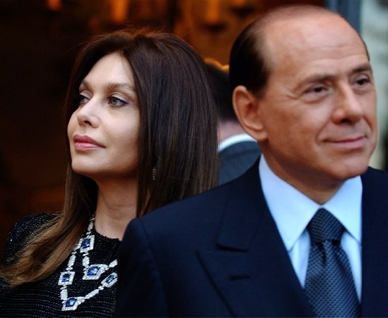 Otros tiempos. Berlusconi con Verónica Lario, su ahora enojada esposa. 