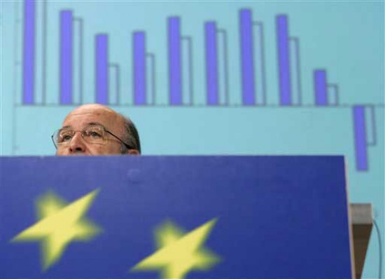 El comisario europeo de Asuntos Econmicos, Joaqun Almunia, anunci hoy que la economa espaola caer un 3,2 por ciento en 2009. (foto AP)