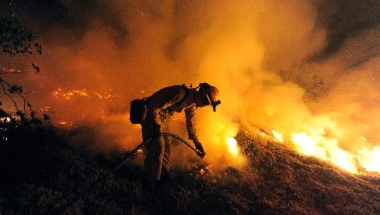 2.300 bomberos y 15 helicpteros se hallan empeados en el combate. 