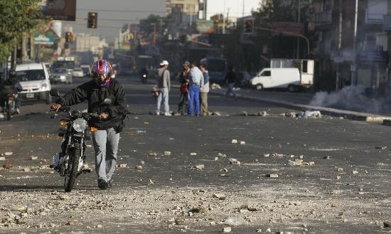 Vol de todo frente a la comuna de Lans. Seis policas resultaron heridos. 