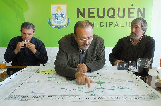 Farizano brind junto a un grupo de colaboradores una conferencia de prensa para anunciar las obras. 