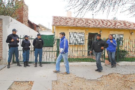 La mujer del comerciante y sus dos hijos fueron encerrados en una de las habitaciones de la casa de la calle Roca al 2.000 