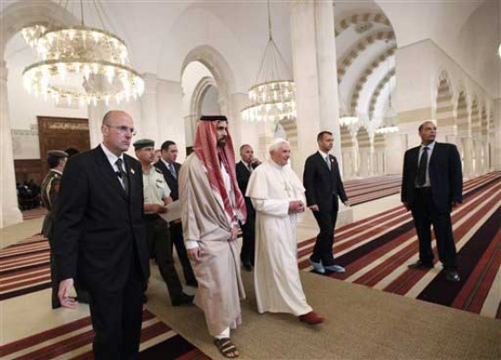 El Papa recorre la moderna mezquita en compañía del príncipe Ghazi Bin Talal. (FOTO AP)