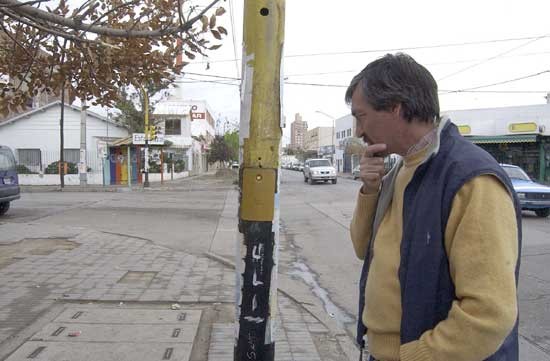 El poste del semáforo que le ocasionó las heridas al pequeño. (FOTO de Agencia Neuquén)