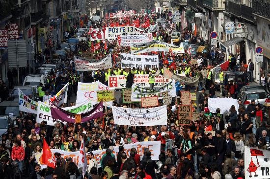 La intensificacin de las protestas trabajadoras ha creado un clima de prerrevuelta en todo el pas, advierten y reconocen en Francia. 