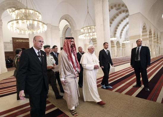 El Papa camina junto al prncipe Ghazi bin Talal en la mezquita de Al Hussein bin Talal. 