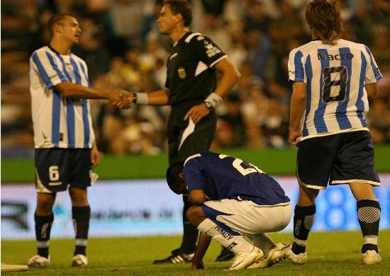 Velzquez no puede creer el gol que se perdi y Aveldao le reclama a Brazenas. 