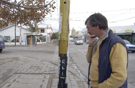 El beb de 11 meses estaba en brazos de su madre cuando toc el poste del semforo en la esquina de Sarmiento y Leguizamn. 