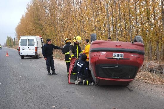 El Peugeot 206 qued al borde del desage. 