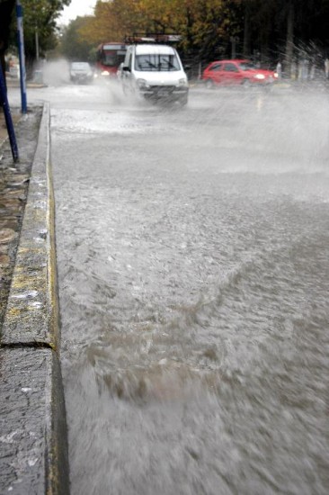 Las calles de la capital neuquina se inundaron a poco de iniciada la tormenta. 