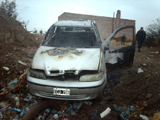 El auto apareci en un zanjn, semienterrado en el barro e incendiado. Buscan una explicacin. 