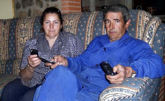 El matrimonio, con sus celulares. Les han llegado facturas de telfono de hasta 25.000 euros. 