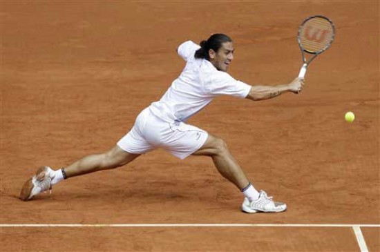 Guillermo Caas qued eliminado al perder ante el espaol David Ferrer por un holgado 6-2 y 6-2. (FOTO AP)