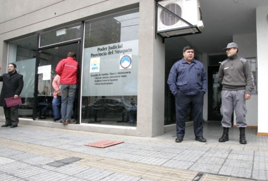 La fachada del juzgado de Familia en la calle Roca 460 de Neuqun capital. (Foto: Agustn Martnez).