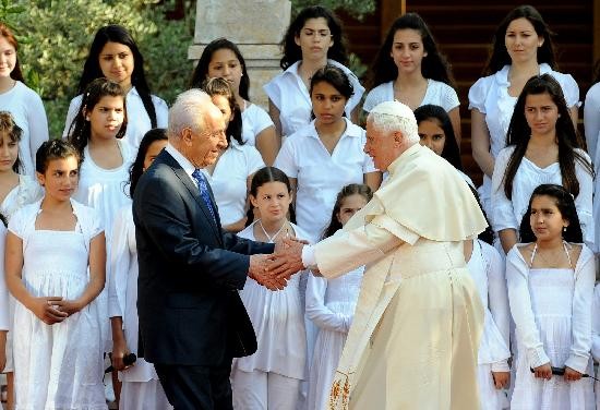Benedicto XVI recibi una clida bienvenida del premio Nobel de la Paz israel, Shimon Peres. 