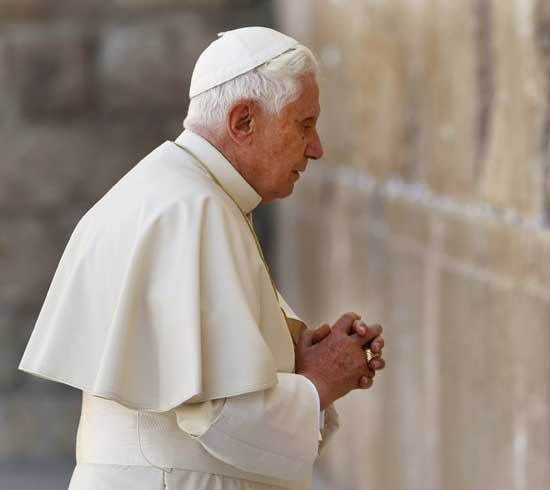 Benedicto XVI rez en el muro de los lamentos. (FOTO AP)