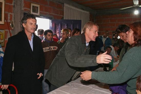El candidato del peronismo disidente junto al lder de PRO, Mauricio Macri. 