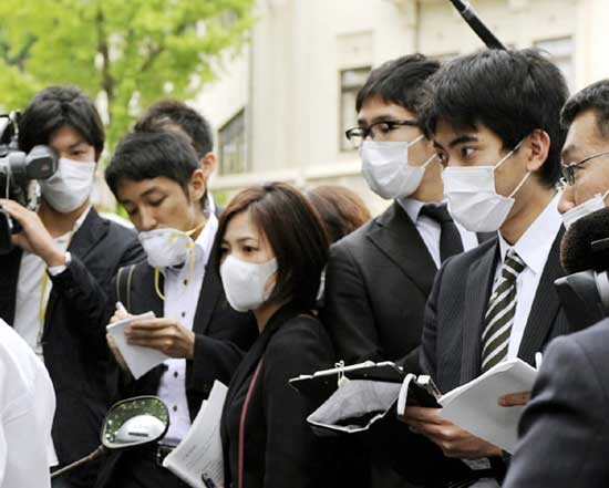 En Japn, el caso autctono se detect en un estudiante. Periodistas esperan noticias en las puertas del colegio. (FOTO AP)