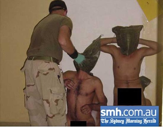 Una de las fotos de torturas difundidas por el diario australiano 