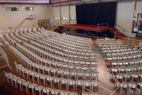 En el gimnasio de Chos Malal entran 1.500 personas. Ayer ya haban levantado el escenario. 