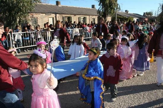 Chicos y grandes participaron del desfile por el 95 aniversario. 