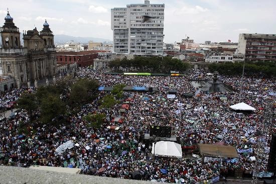 Los opositores al mandatario exigieron su renuncia tras la acusacin por un video pstumo de un abogado asesinado. 