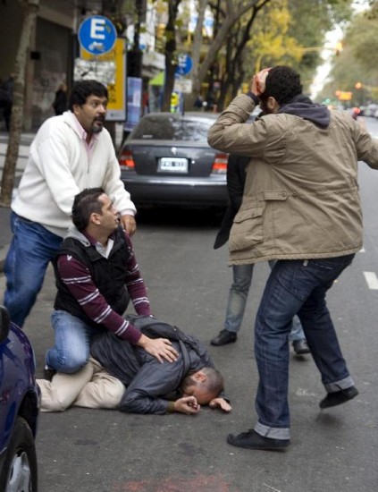 Cinco personas identificadas con la causa palestina fueron detenidas por tratar de interrumpir el acto de la colectividad juda. 