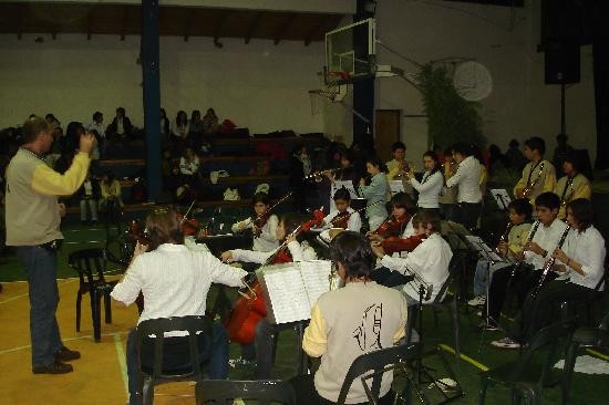 La orquesta infantojuvenil fue una de las atracciones en una celebracin austera. 