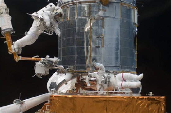 Los astronautas Mike Massimino y Mike Good repararon hoy con éxito un componente del telescopio espacial "Hubble". (Foto AP)