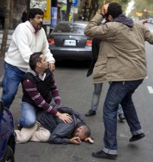 Cinco personas identificadas con la causa palestina fueron detenidas por tratar de interrumpir en el acto de la colectividad juda. (Tlam)