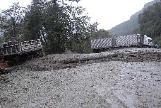 Las piedras golpearon con fuerza a varios vehculos en la Ruta 40 a la altura del lago Guillelmo. 