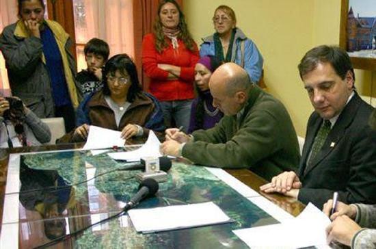 El ministro Verani y el intendente Cascn firman el acuerdo de regulacin de tierras por parte del municipio. 