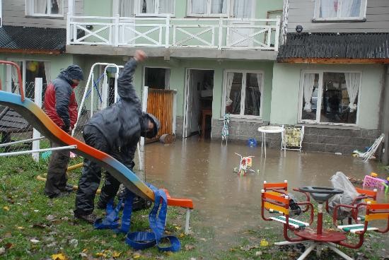 En el barrio El Malln, sobre calle Castex el agua entr a varias casas. En Tiscornia al 1200 los vecinos luchaban para que el agua no entrara en sus viviendas. 