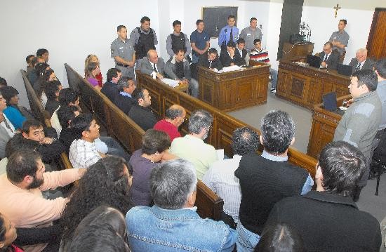 Decenas de policas que fueron jefes o compaeros de la vctima asistieron a la audiencia de los alegatos. 